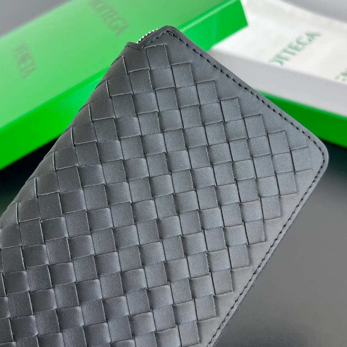 #Bv New Fine Woven Wallet 814680 The beloved small braid is back🎈Made of cowhide braid, soft, comfortable and textured. The detailed internal partition design and high-quality lining material ensure the durability and orderliness of the wallet. It can store cash/cards and other small items. It is very practical. It is enough to take it with you when you go out. This wallet is definitely your best choice. Size: 19x10x2 P1000